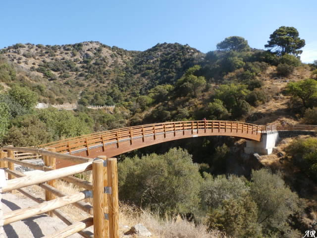 The wooden footbridge over the Guadalmina gorge